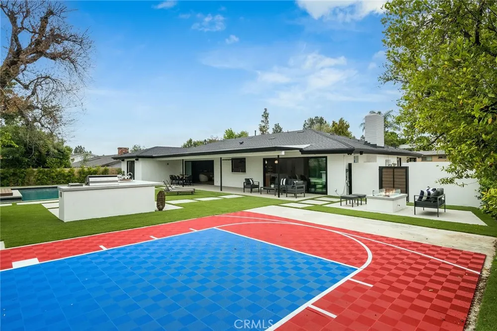 23949 Nomar Street Woodland Hills, CA 91367