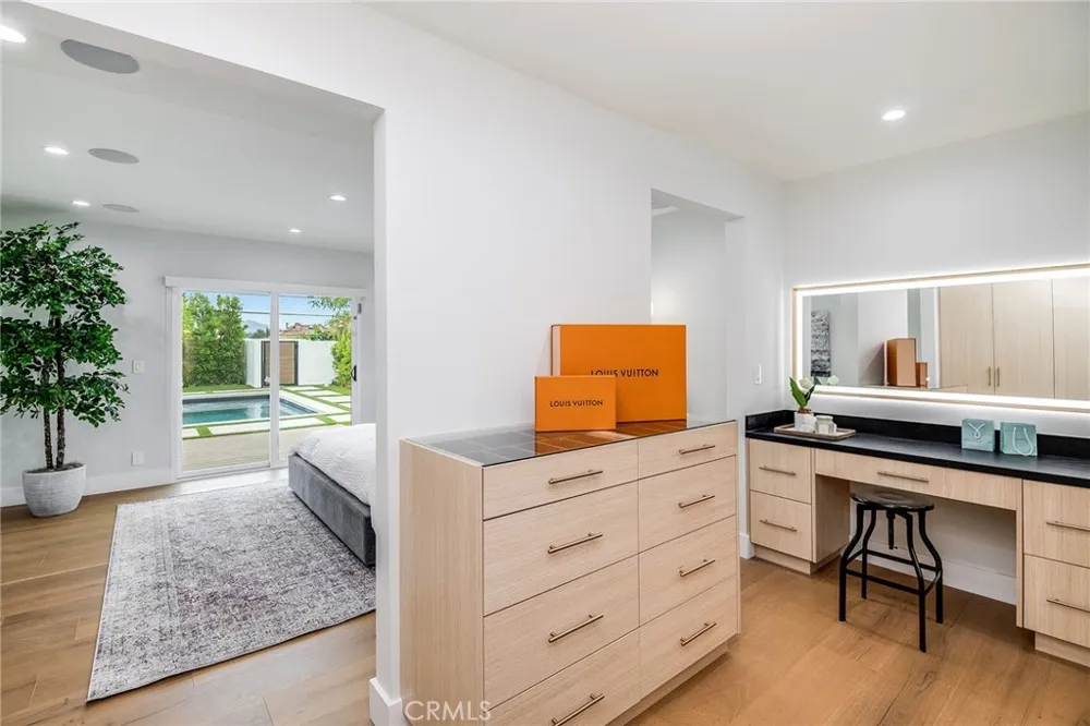 23949 Nomar Street Woodland Hills, CA 91367