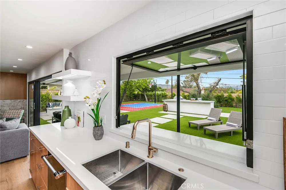 23949 Nomar Street Woodland Hills, CA 91367
