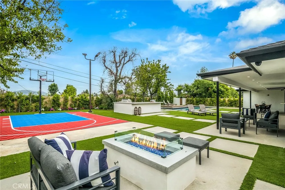 23949 Nomar Street Woodland Hills, CA 91367