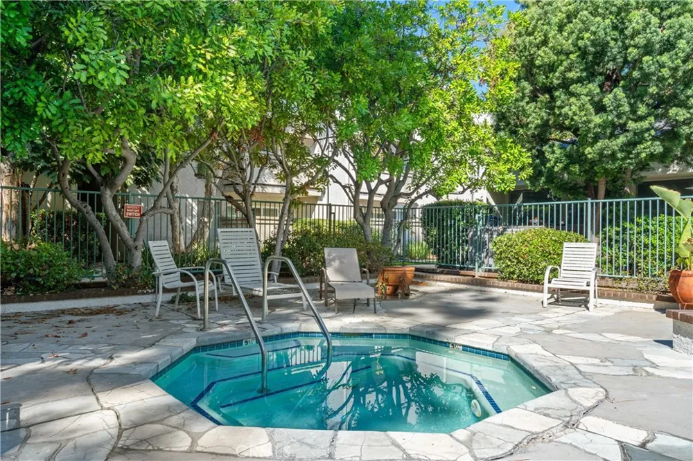 20134 Leadwell #307 Winnetka, CA 91306