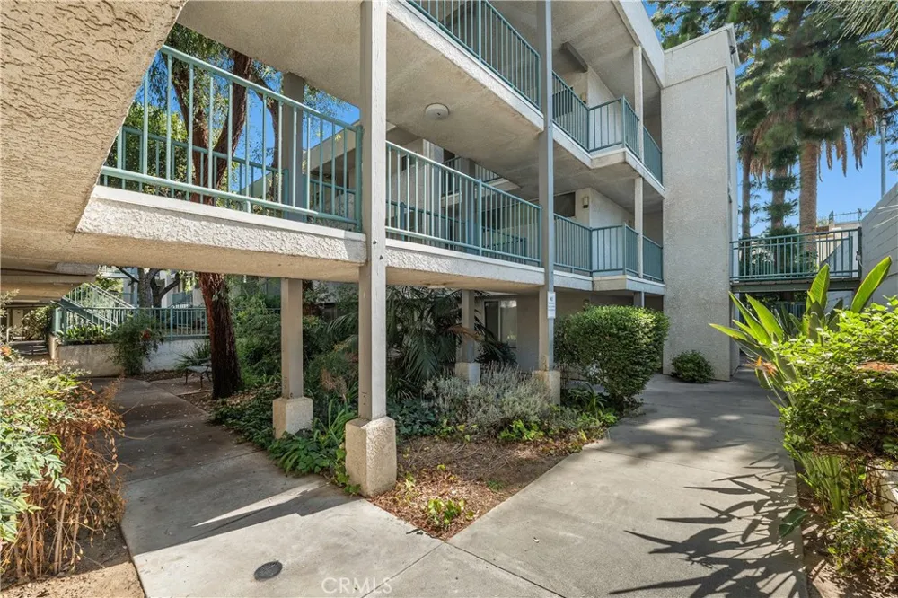 20134 Leadwell #307 Winnetka, CA 91306
