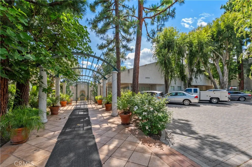 20134 Leadwell #307 Winnetka, CA 91306