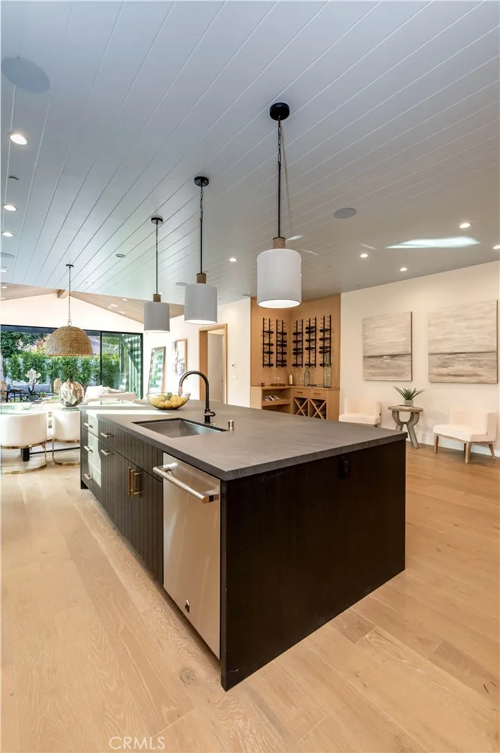 5323 Allott Avenue Sherman Oaks, CA 91401