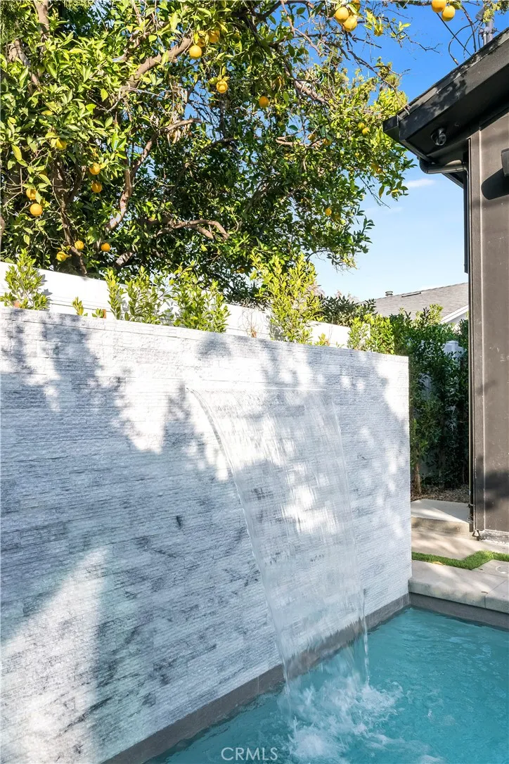 5323 Allott Avenue Sherman Oaks, CA 91401