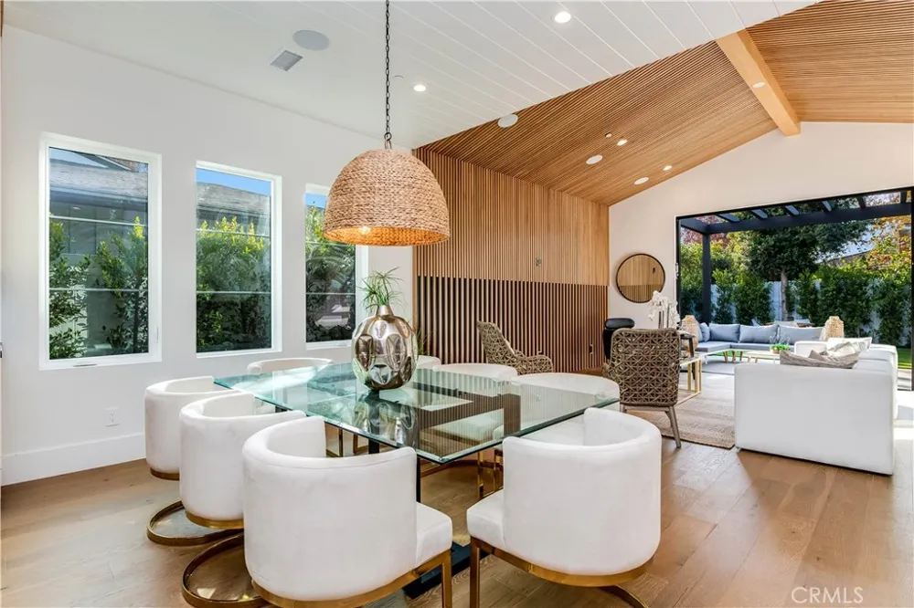 5323 Allott Avenue Sherman Oaks, CA 91401