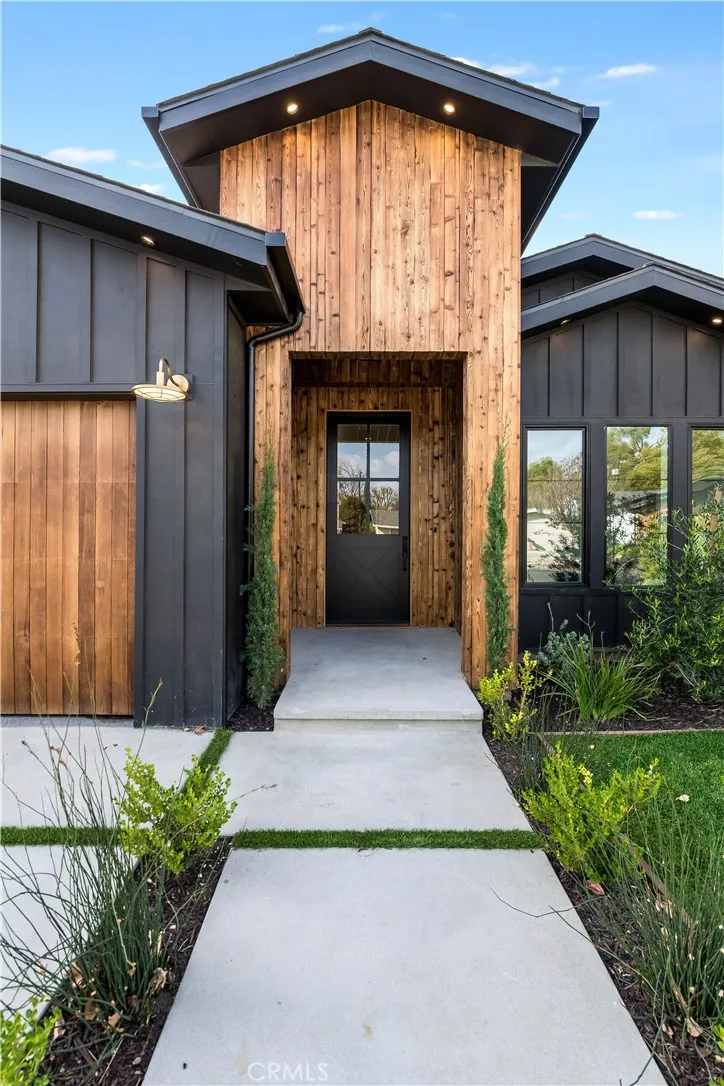 5323 Allott Avenue Sherman Oaks, CA 91401