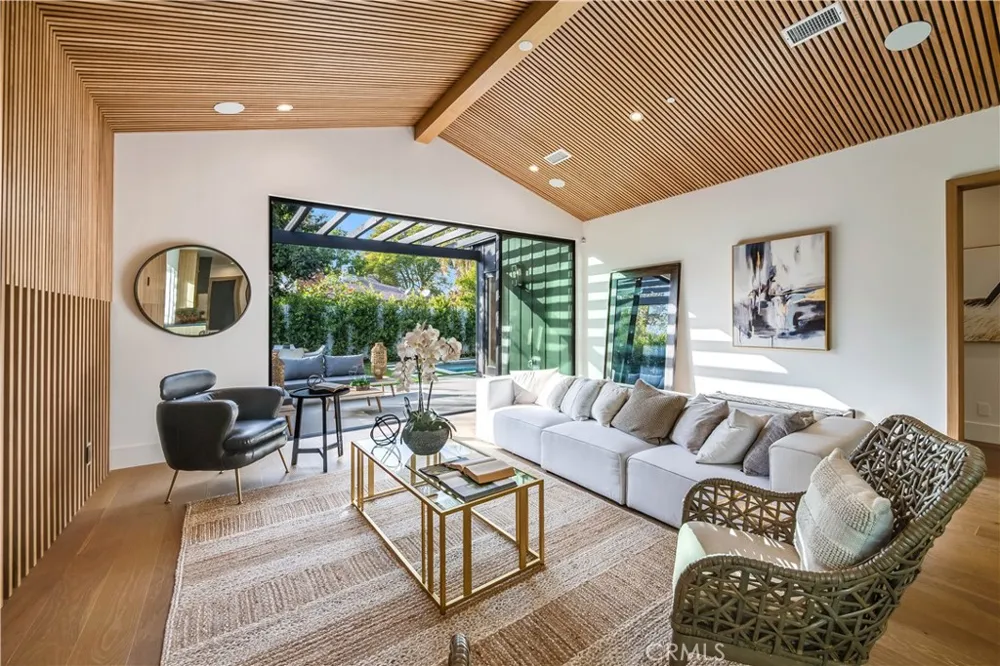 5323 Allott Avenue Sherman Oaks, CA 91401