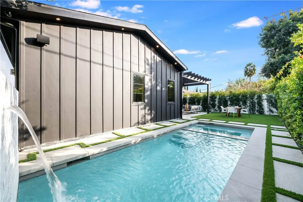 5323 Allott Avenue Sherman Oaks, CA 91401