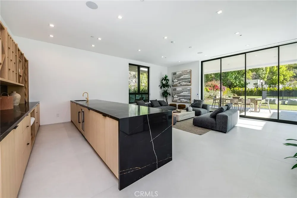 4930 Palomar Drive Tarzana, CA 91356