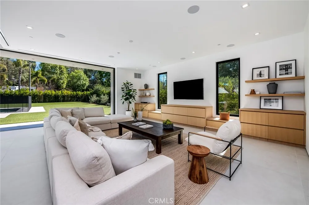 4930 Palomar Drive Tarzana, CA 91356