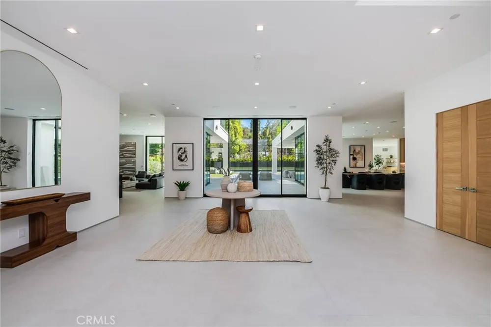 4930 Palomar Drive Tarzana, CA 91356