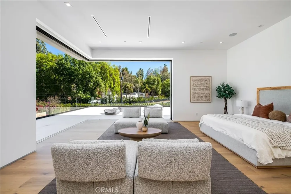 4930 Palomar Drive Tarzana, CA 91356