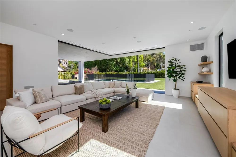 4930 Palomar Drive Tarzana, CA 91356