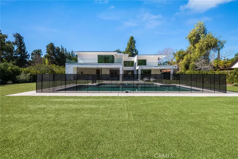 4930 Palomar Drive Tarzana, CA 91356