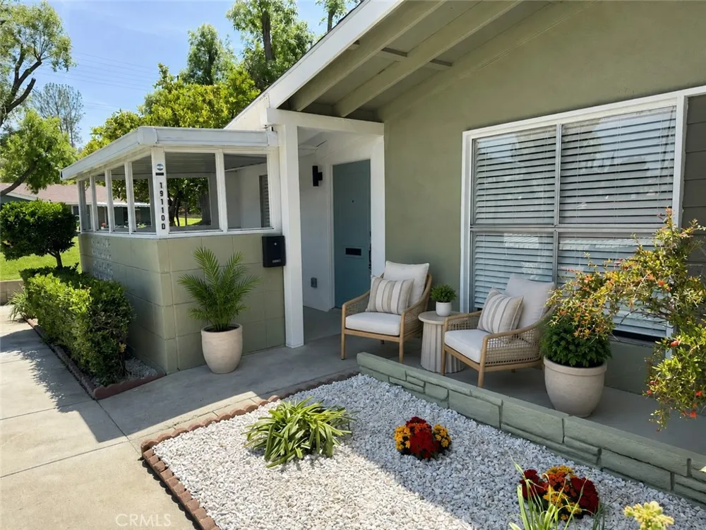 19110 Avenue Of The Oaks #D Newhall, CA 91321
