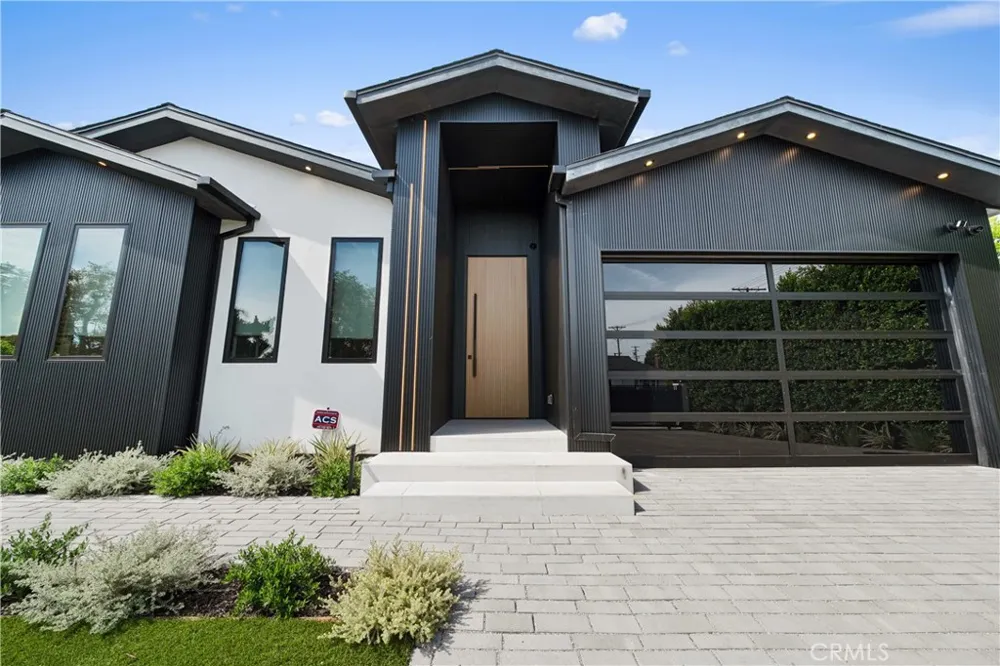12507 Miranda Valley Village, CA 91607