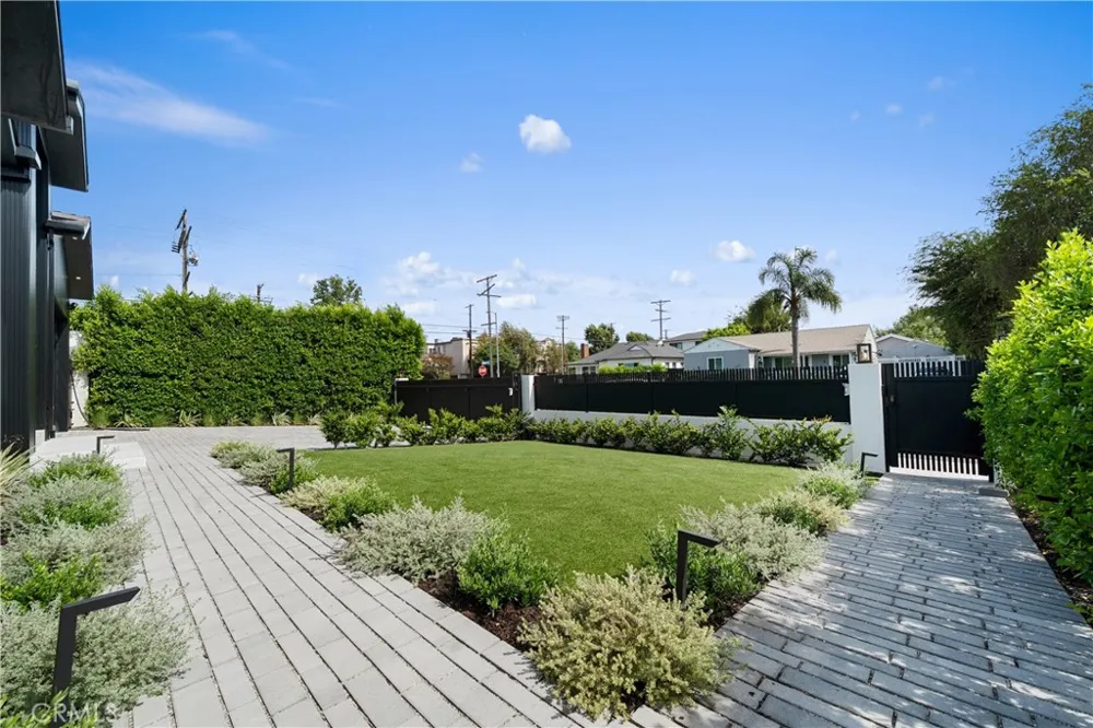 12507 Miranda Valley Village, CA 91607