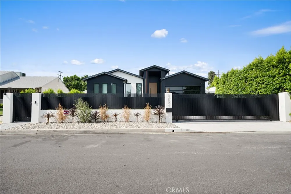 12507 Miranda Valley Village, CA 91607