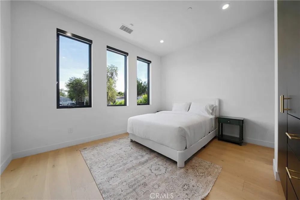 12507 Miranda Valley Village, CA 91607