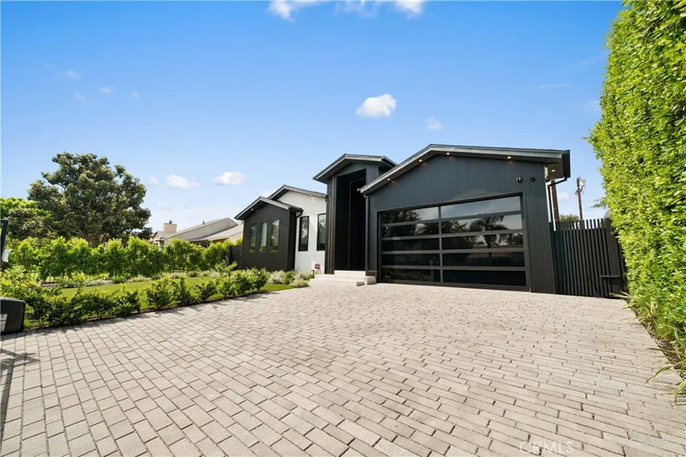 12507 Miranda Valley Village, CA 91607