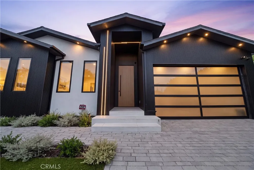 12507 Miranda Valley Village, CA 91607