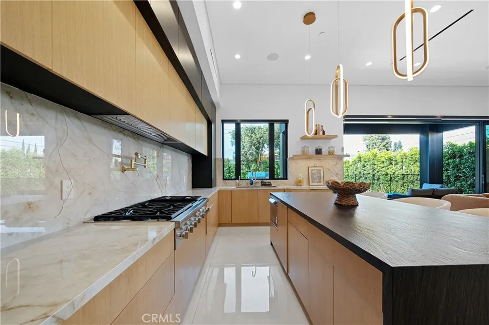 12507 Miranda Valley Village, CA 91607