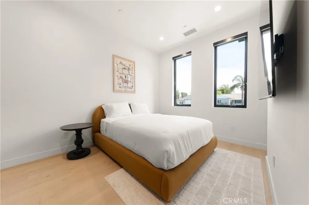 12507 Miranda Valley Village, CA 91607