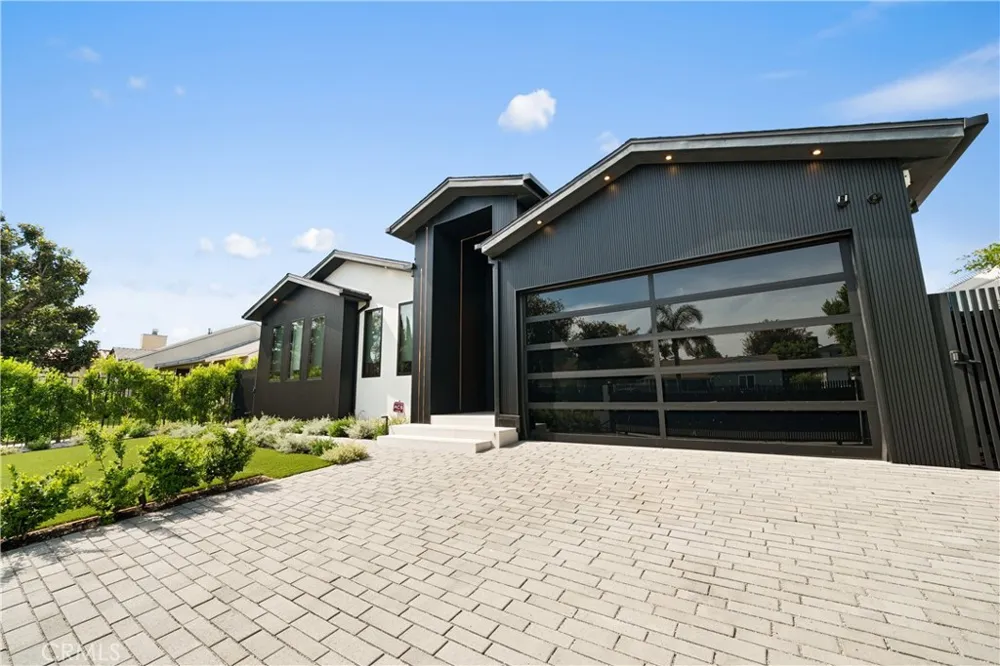 12507 Miranda Valley Village, CA 91607