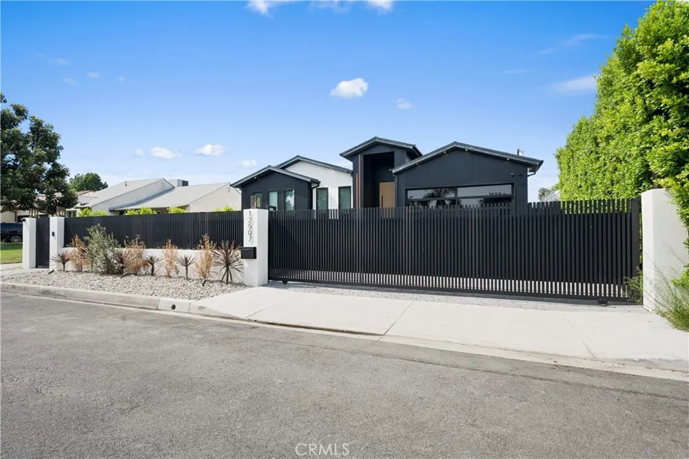 12507 Miranda Valley Village, CA 91607
