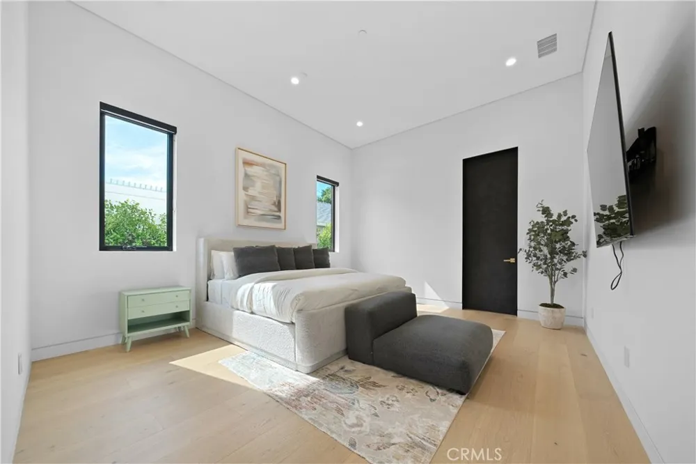 12507 Miranda Valley Village, CA 91607