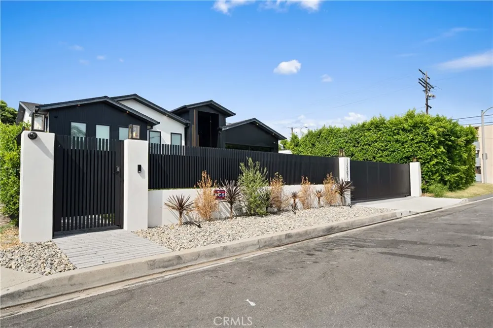 12507 Miranda Valley Village, CA 91607