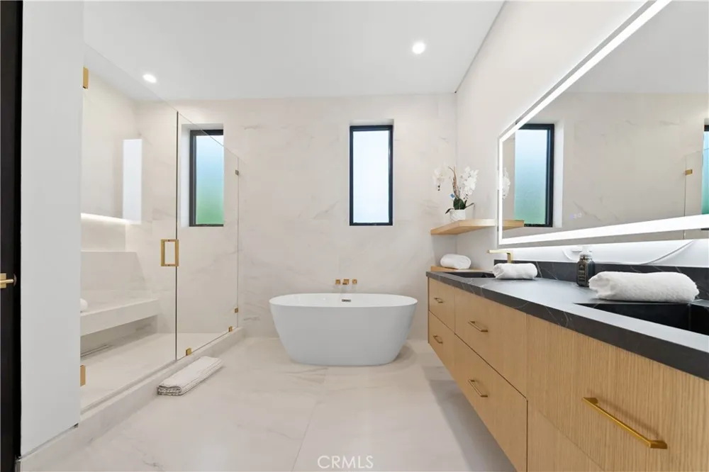 12507 Miranda Valley Village, CA 91607