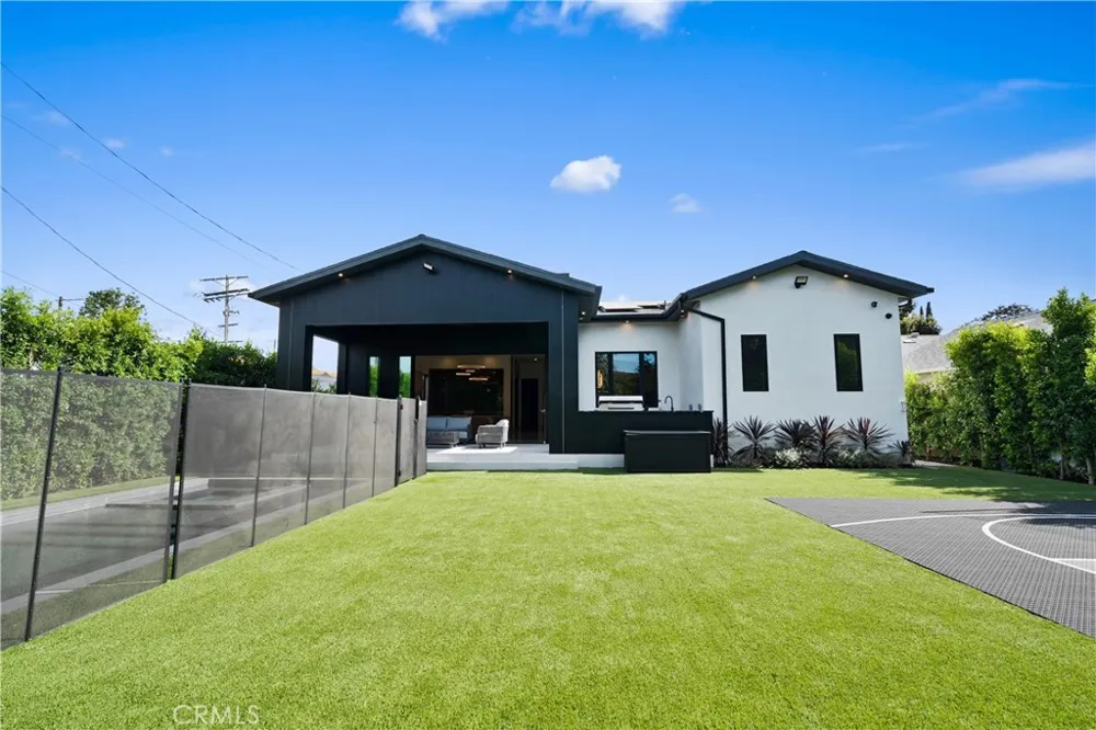 12507 Miranda Valley Village, CA 91607
