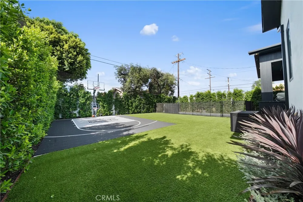 12507 Miranda Valley Village, CA 91607
