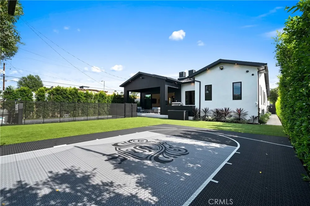 12507 Miranda Valley Village, CA 91607
