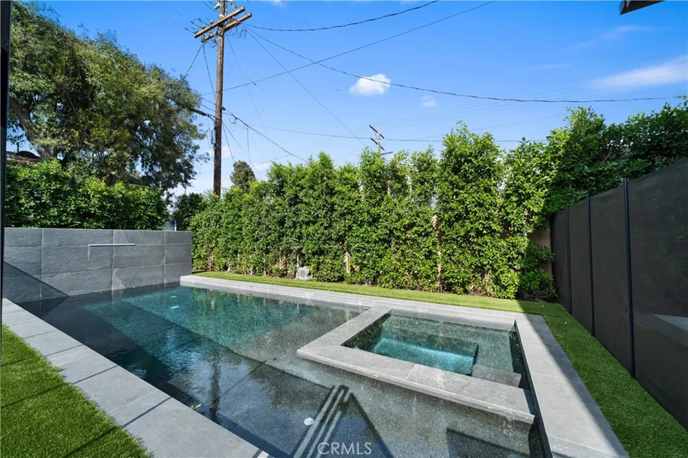 12507 Miranda Valley Village, CA 91607