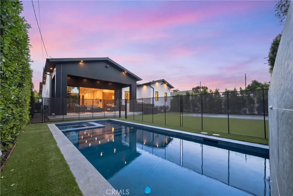 12507 Miranda Valley Village, CA 91607