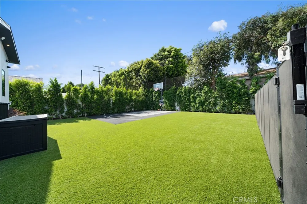 12507 Miranda Valley Village, CA 91607