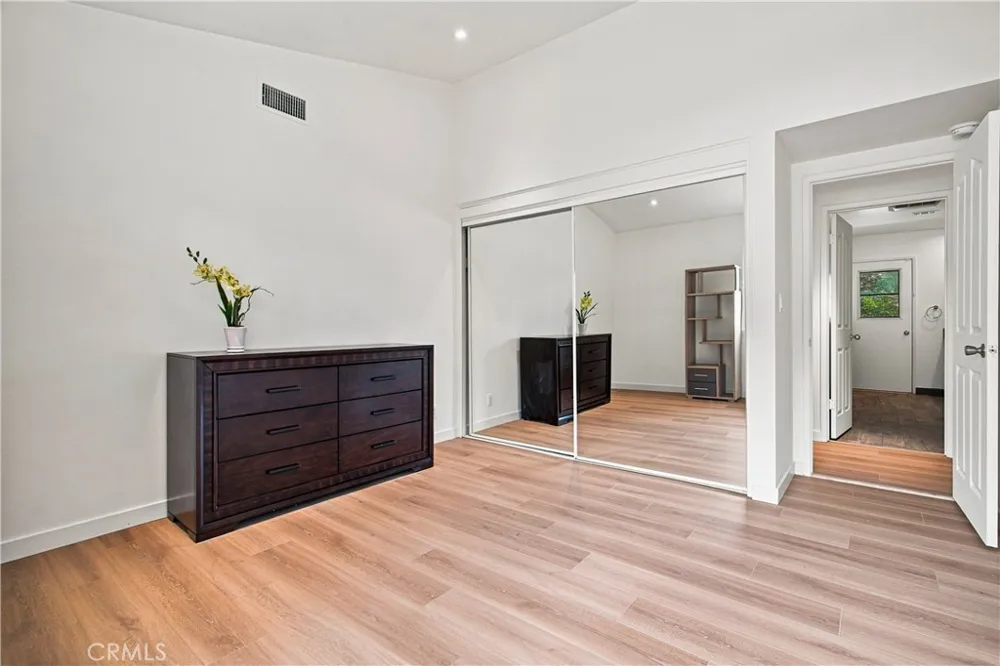 5777 Valerie Avenue Woodland Hills, CA 91367
