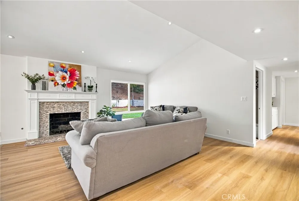 5777 Valerie Avenue Woodland Hills, CA 91367