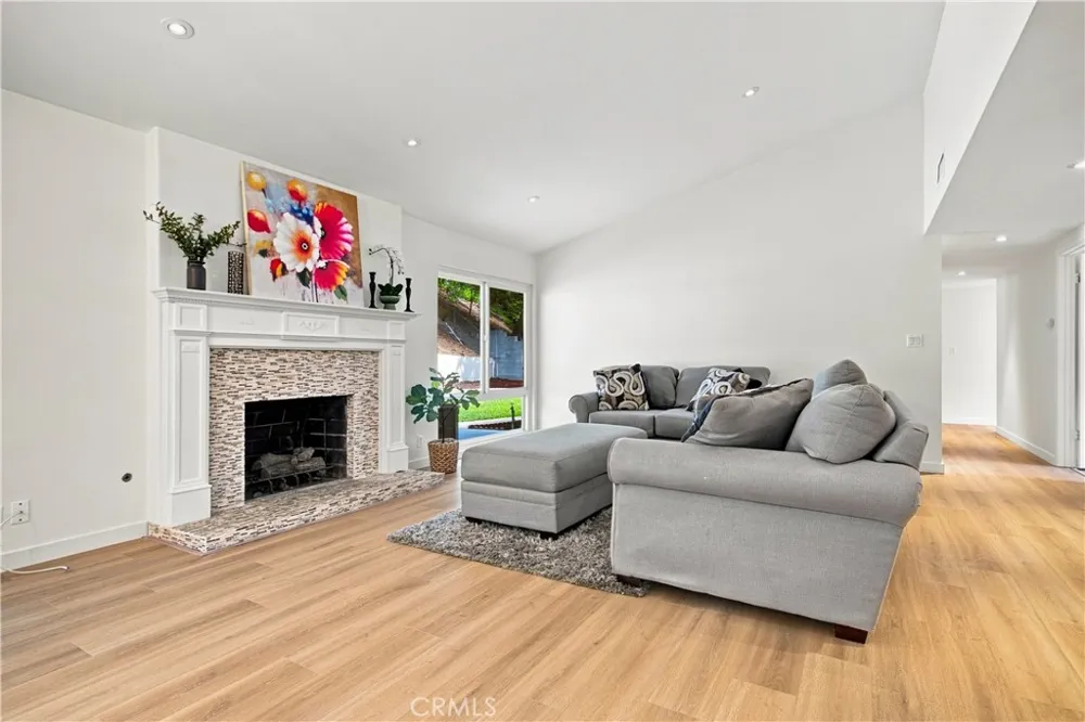 5777 Valerie Avenue Woodland Hills, CA 91367