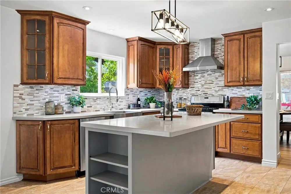 5777 Valerie Avenue Woodland Hills, CA 91367