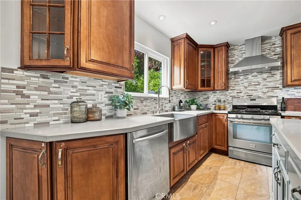 5777 Valerie Avenue Woodland Hills, CA 91367