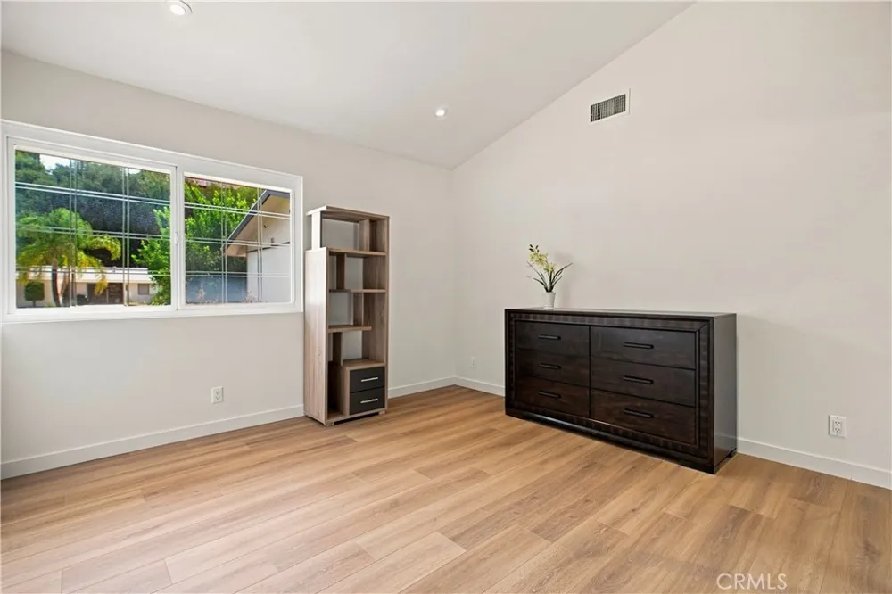 5777 Valerie Avenue Woodland Hills, CA 91367