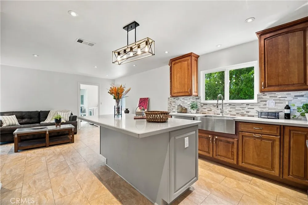 5777 Valerie Avenue Woodland Hills, CA 91367