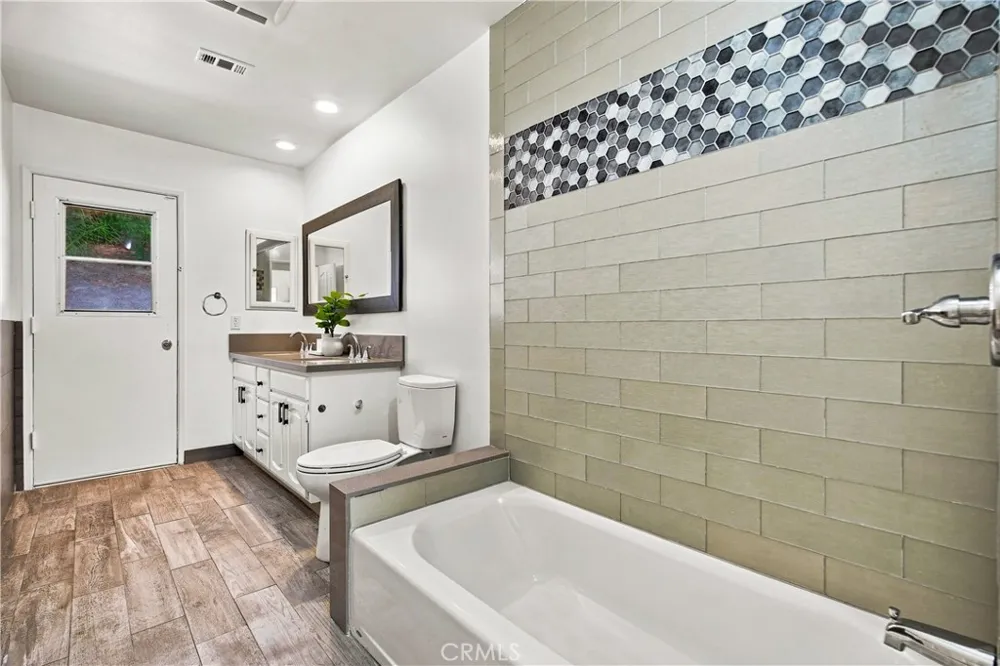 5777 Valerie Avenue Woodland Hills, CA 91367