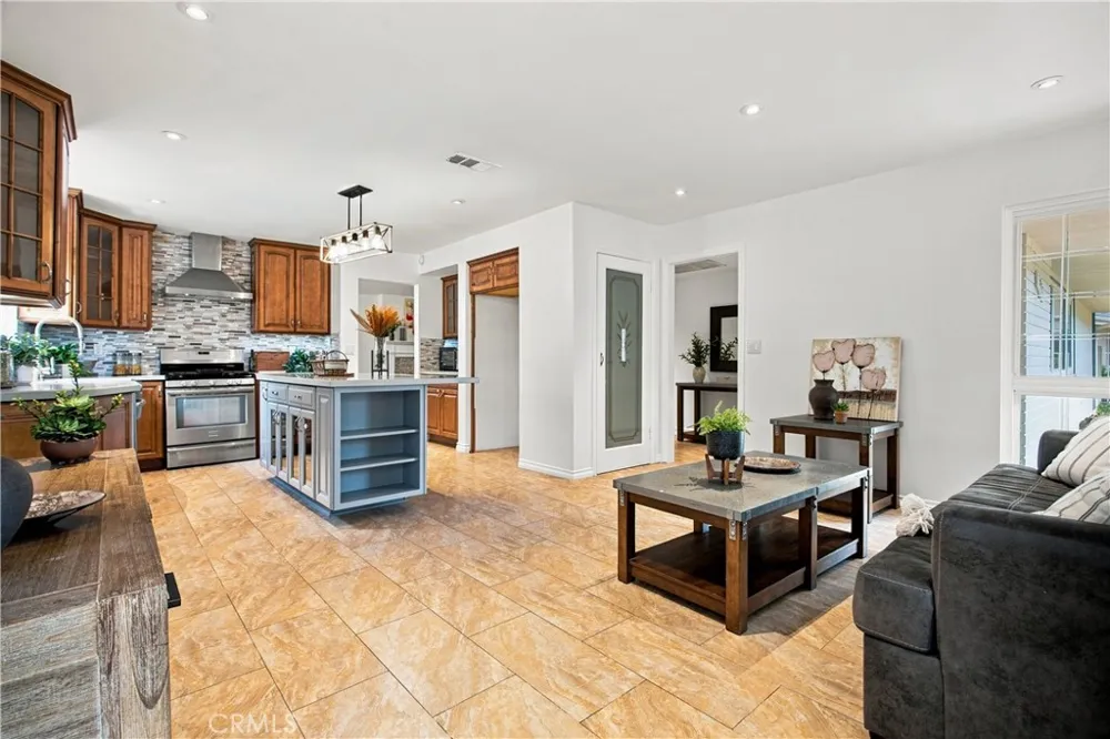5777 Valerie Avenue Woodland Hills, CA 91367