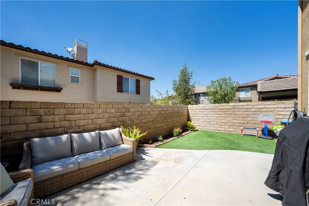 28453 Casselman Lane Saugus, CA 91350