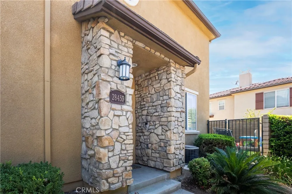 28453 Casselman Lane Saugus, CA 91350